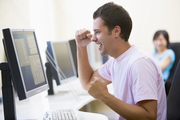 Homem na sala de informática aplaudindo e sorrindo — Fotografia de Stock