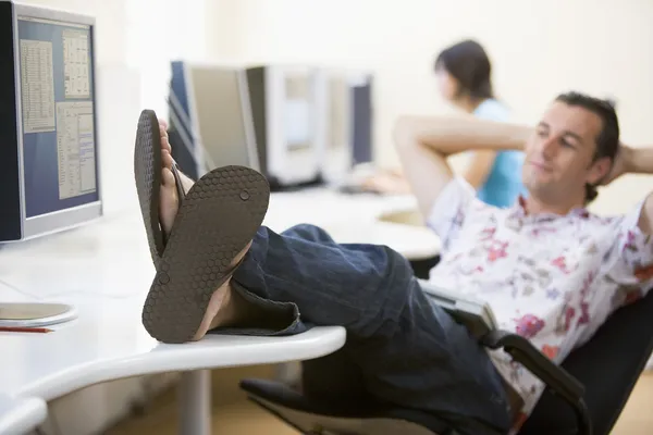 Человек Компьютерной Комнате Поднятыми Ногами Расслабляется — стоковое фото