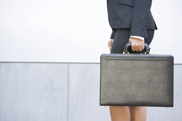 Бізнес-леді тримає портфель на відкритому повітрі — стокове фото