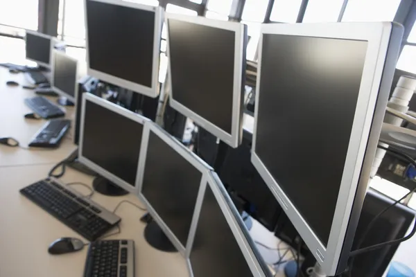 Leere Büroräume Mit Vielen Monitoren — Stockfoto
