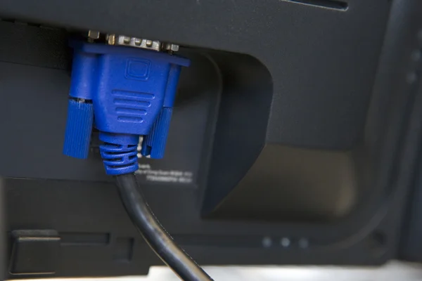 Aufnahme eines Kabels, das an einen Computermonitor angeschlossen ist — Stockfoto
