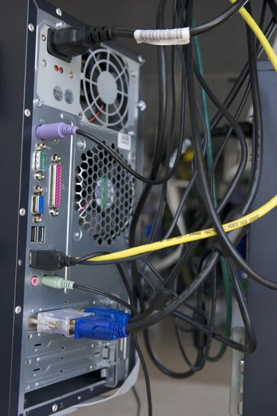 Tiro de muchos cables en la parte posterior de un módem de computadora — Foto de Stock
