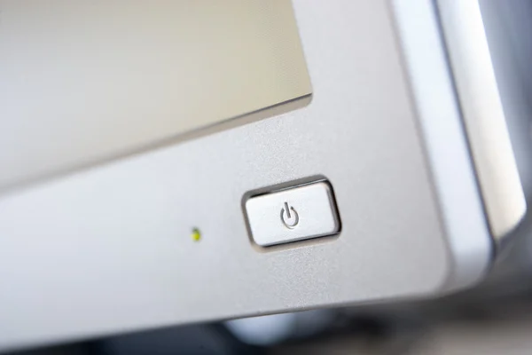 Снимок кнопки питания на мониторе компьютера — стоковое фото