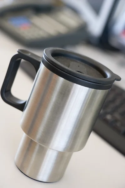 机の上の再利用可能なコーヒー カップのショット — ストック写真