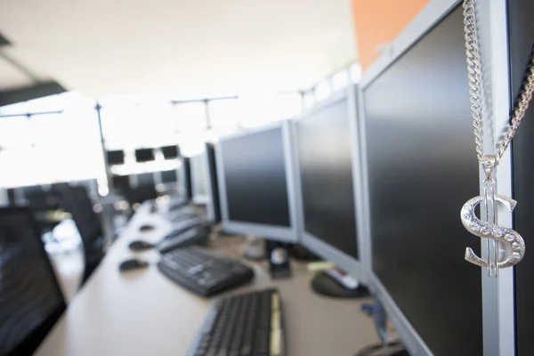 Tiro de un collar colgado en un monitor en una sala de computadoras — Foto de Stock