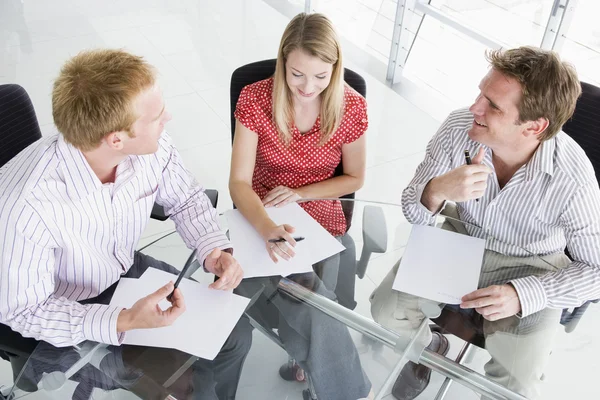 Três Empresários Uma Sala Reuniões Olhando Para Papelada — Fotografia de Stock