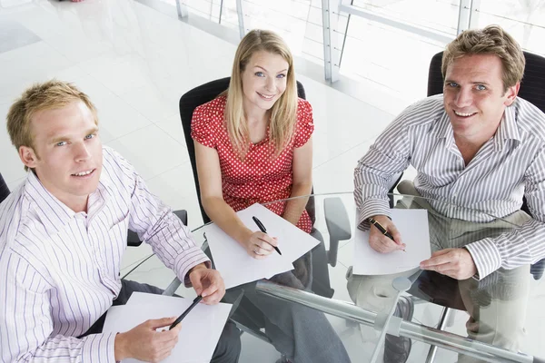Três Empresários Uma Sala Reuniões Com Papelada Sorrindo — Fotografia de Stock