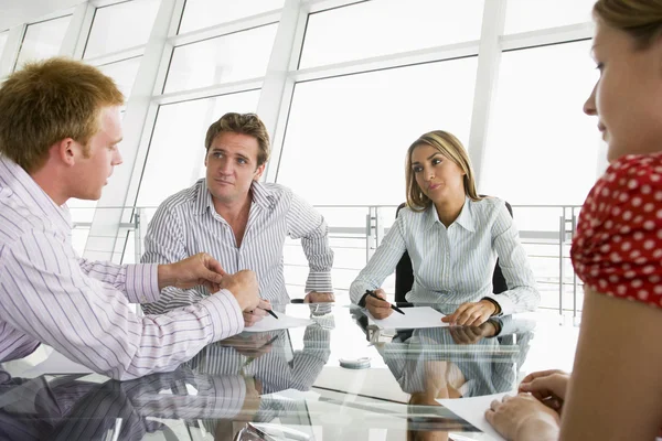Vier Geschäftsleute Einem Sitzungssaal Mit Papierkram — Stockfoto