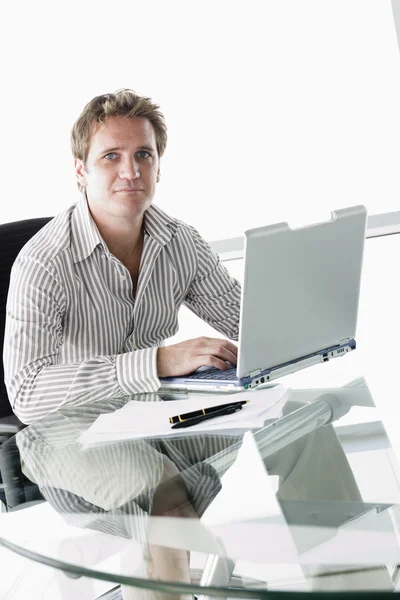 Бизнесмен в зале заседаний с ноутбуком — стоковое фото