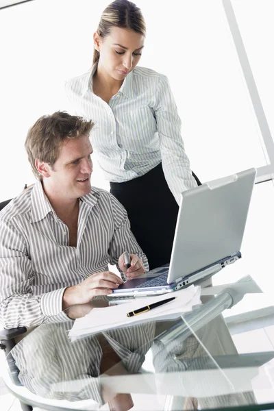 Två Företagare Styrelserummet Med Laptop — Stockfoto
