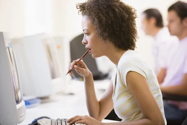 Vrouw in computerlokaal monitor kijken en denken — Stockfoto