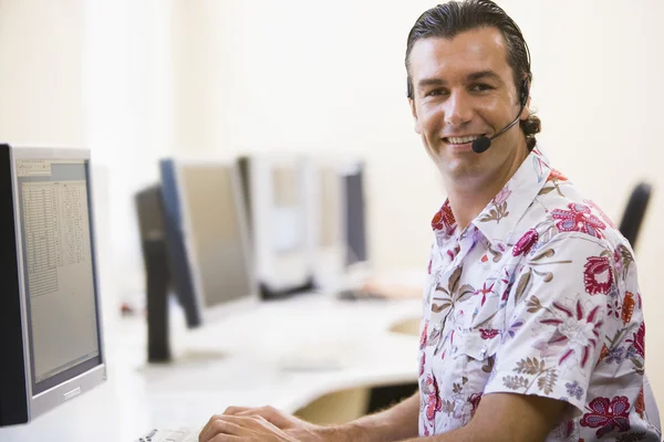 Muž Nošení Sluchátek Počítačové Místnosti Usmívá — Stock fotografie