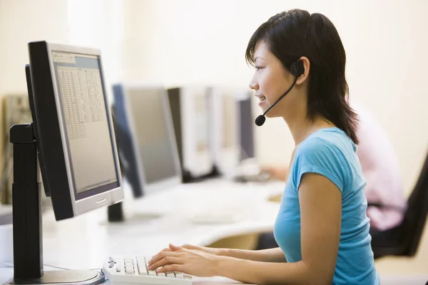 Woman Wearing Headset Computer Room Typing Smiling — Stockfoto