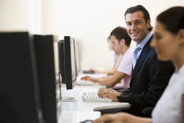 Quatro Sala Informática Com Homem Usando Terno Sorrindo — Fotografia de Stock
