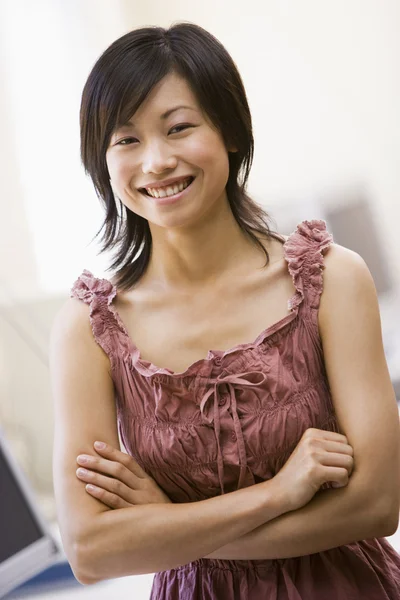 Mulher em pé na sala de informática sorrindo — Fotografia de Stock