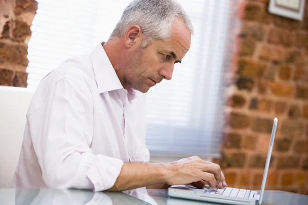 Biznesmen Siedzi Biurze Pisania Laptopa — Zdjęcie stockowe
