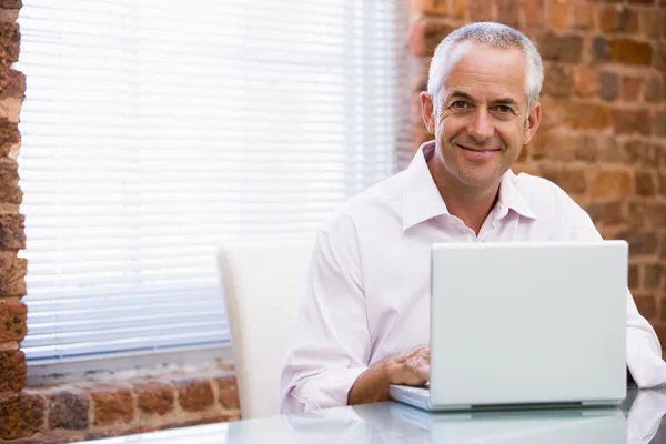 Geschäftsmann Sitzt Lächelnd Laptop Büro — Stockfoto