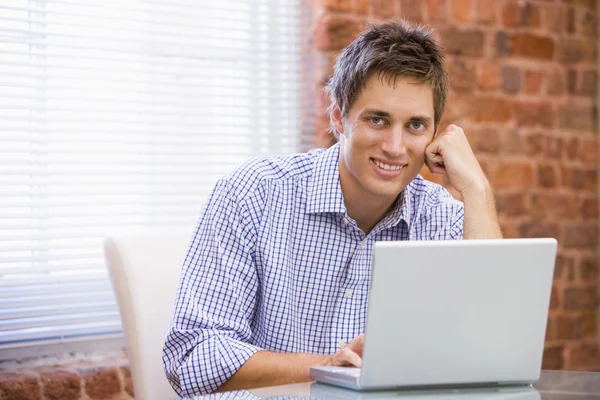 Geschäftsmann Sitzt Lächelnd Mit Laptop Büro — Stockfoto