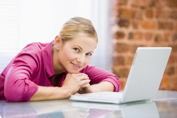 Geschäftsfrau Sitzt Lächelnd Mit Laptop Büro — Stockfoto