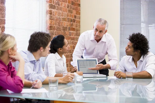Cinco empresários na sala de reuniões com laptop — Fotografia de Stock