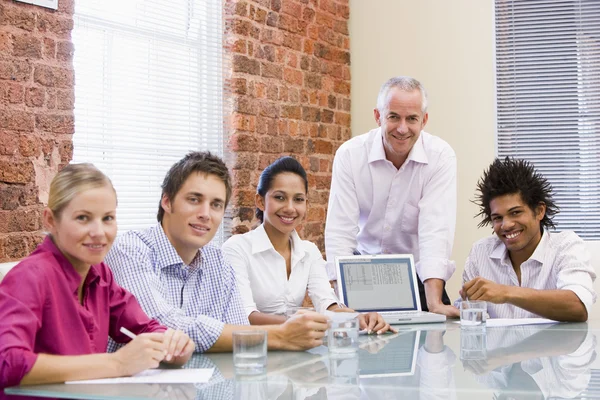 Cinco Empresários Sala Reuniões Com Laptop — Fotografia de Stock