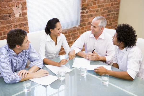 Quattro uomini d'affari in sala riunioni sorridenti — Foto Stock