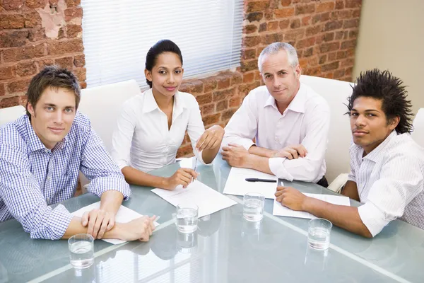 Quatro Empresários Sala Reuniões Sorrindo — Fotografia de Stock