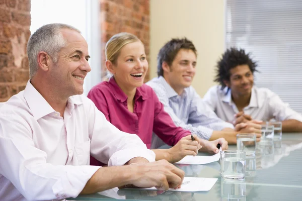 Quatro Empresários Sala Reuniões Sorrindo — Fotografia de Stock