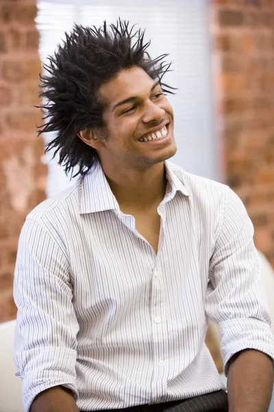 Empresário sentado no escritório espaço sorrindo — Fotografia de Stock