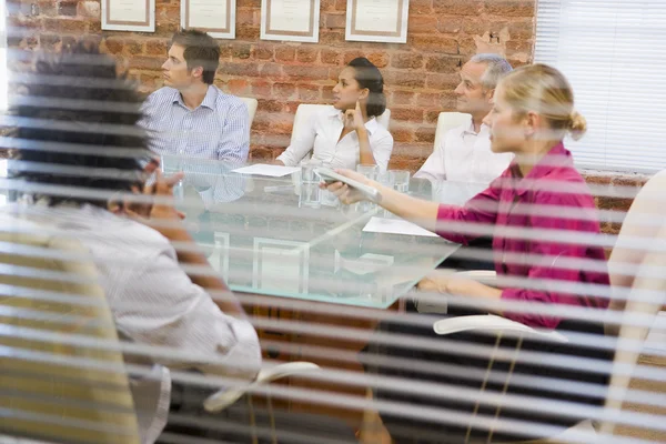 Cinco Empresários Sala Reuniões Através Janela — Fotografia de Stock