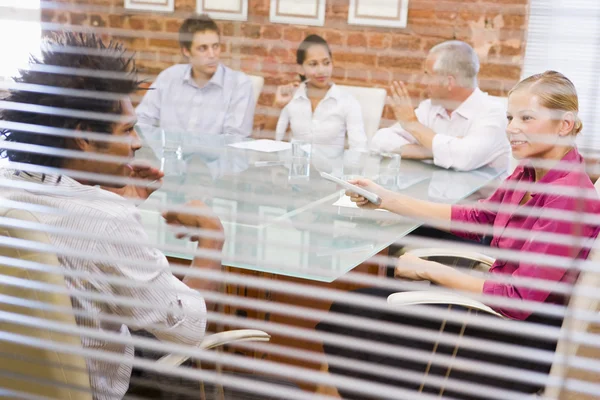 Cinco Empresários Sala Reuniões Através Janela — Fotografia de Stock