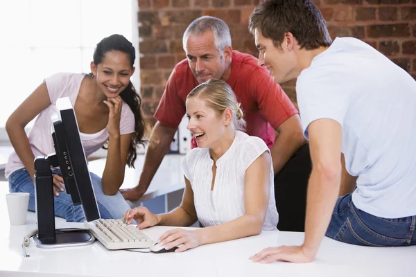 Fünf Geschäftsleute Büroräumen Blicken Lächelnd Auf Den Computer — Stockfoto