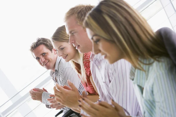 Cuatro Empresarios Aplaudiendo Interior Sonriendo — Foto de Stock