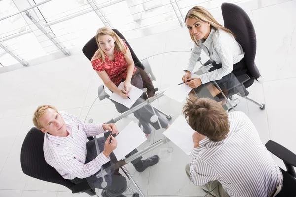 Quatro Empresários Sala Reuniões Com Papelada Sorrindo — Fotografia de Stock