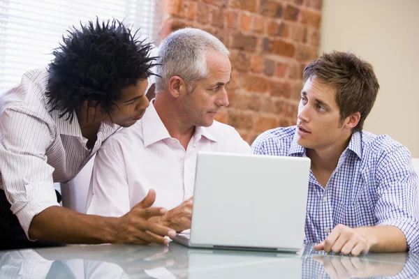 Três Empresários Escritório Com Laptop Conversando — Fotografia de Stock