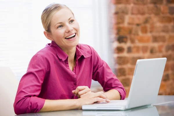 Kobieta Biurze Laptopa Śmiejąc Się — Zdjęcie stockowe