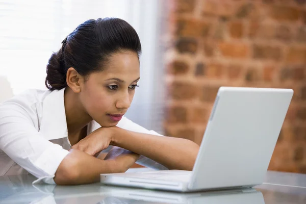 Affärskvinna på kontoret med bärbar dator — Stockfoto