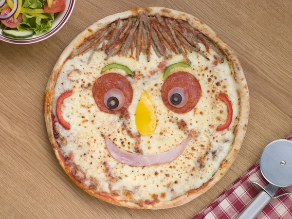 笑脸面对披萨配蔬菜色拉 — 图库照片