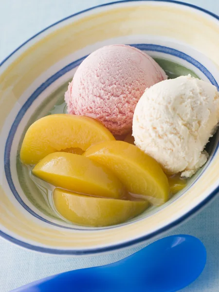 桃とアイス クリームのボウル — ストック写真