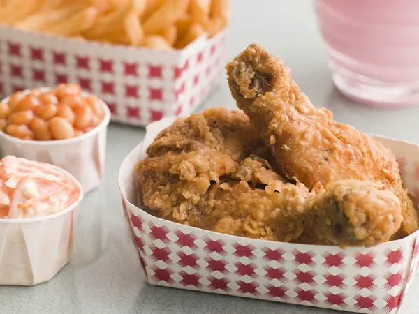 Southern Fried Chicken Coleslaw Baked Beans Fries Strawberry — 스톡 사진