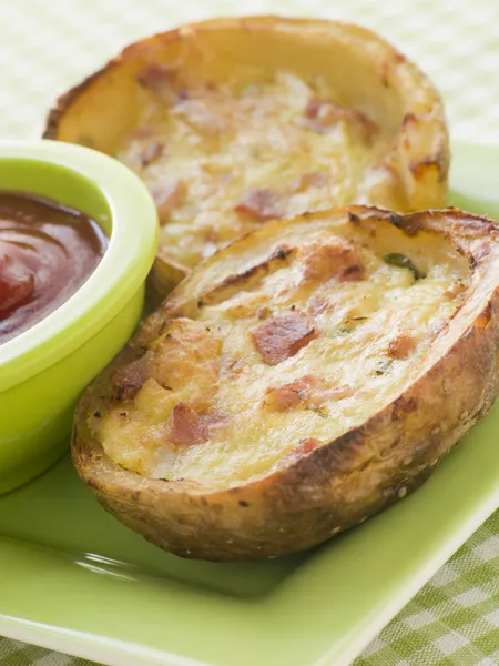 Prosciutto e formaggio Cheddar Pelli di patate ripiene — Foto Stock