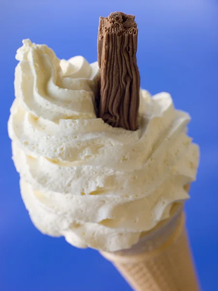 Dondurma Külahı Çikolata Pul Ile Çırpılmış — Stok fotoğraf