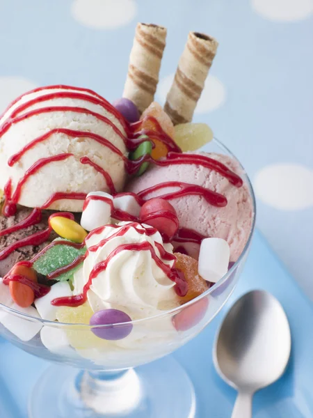冰淇淋和甜甜的圣代三人组 — 图库照片