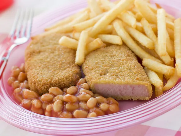 Breadcrumbed lunch vlees met gebakken bonen en chips — Stockfoto