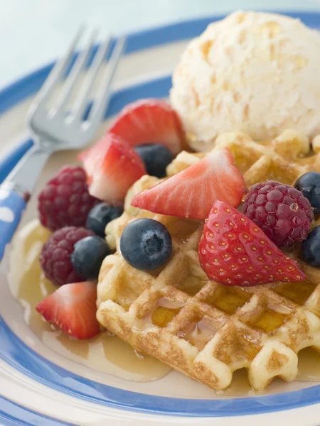 Çilek dondurma ve şurubu tatlı waffle — Stok fotoğraf