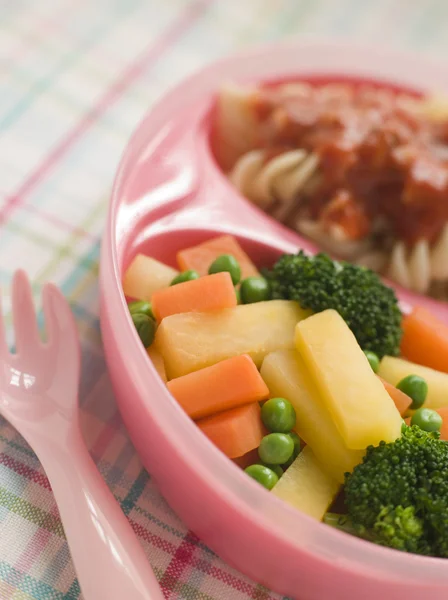 Макарони спіралі і томатним соусом з овочами — стокове фото