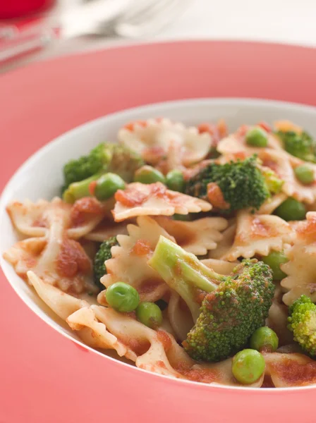 Inchini di pasta con sugo di pomodoro Broccoli e piselli — Foto Stock