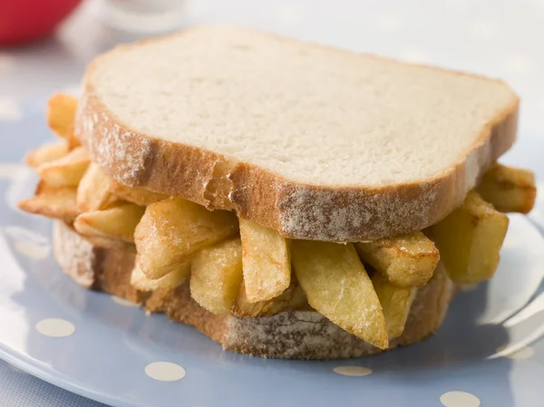 Chips-Sandwich auf Weißbrot — Stockfoto