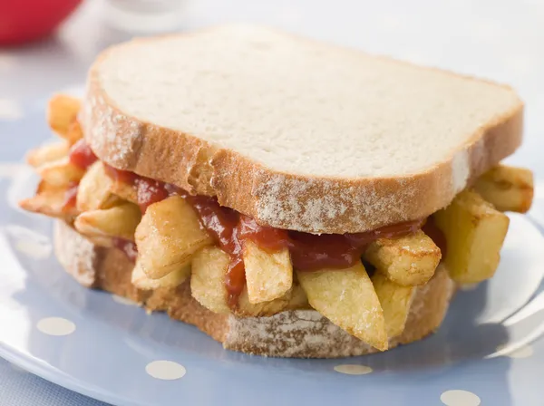 トマト ケチャップと白パンの上のチップのサンドイッチ — ストック写真