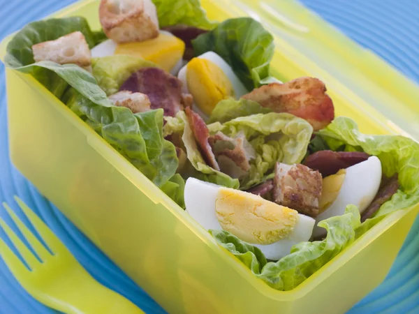 Caixa de almoço de salada de bacon e ovo — Fotografia de Stock